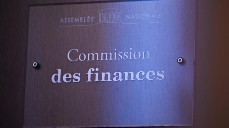 Une plaque de la Commission des Finances avant une séance d’examen du projet de loi de finances pour 2026, à l’Assemblée nationale à Paris, le 20 octobre 2025.