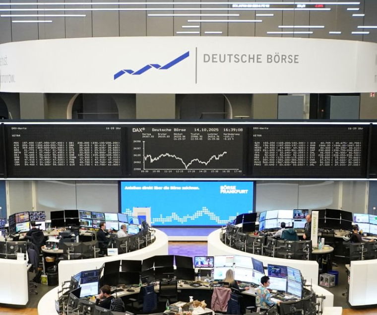 Le graphique de l'indice boursier allemand DAX est photographié à la bourse de Francfort