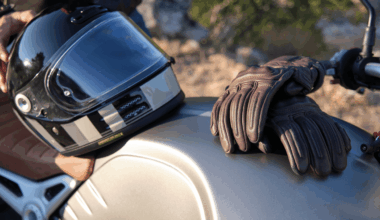 entrant dans un garage pour uriner, il repart avec une moto volée