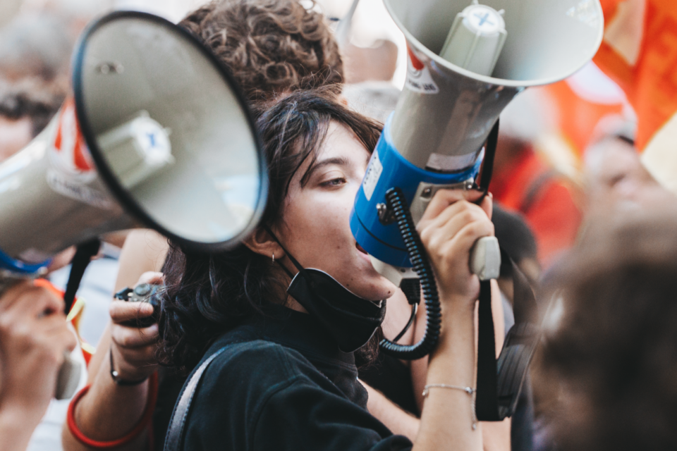 Les premiers slogans résonnent grâce aux porte-voix brandis en tête de cortège.