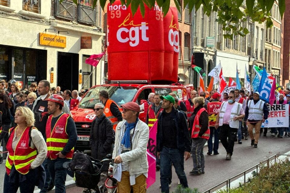 Peu avant 15h, les manifestants traversent la rue Pierre Mauroy à Lille (Nord).