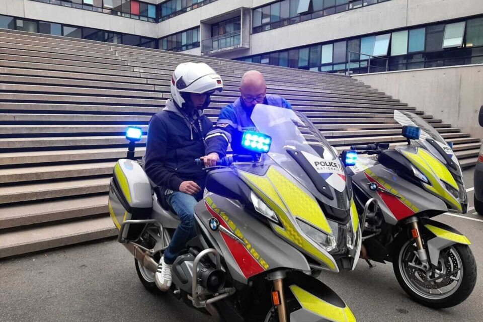 La brigade départementale motorisée a détaillé ses missions auprès de l'adolescent, très intéressé.