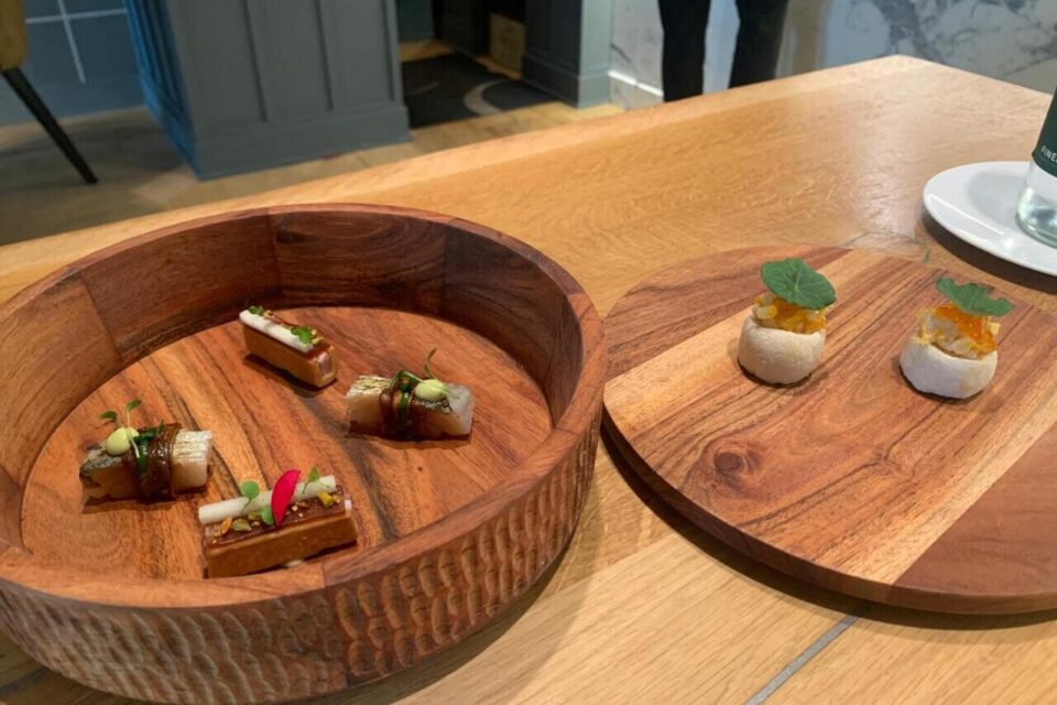 Dans le menu à 59 €, des amuse-bouches à base de haddock fumé, aubergine, chicorée... Et un très visuel mini paté en croûte.