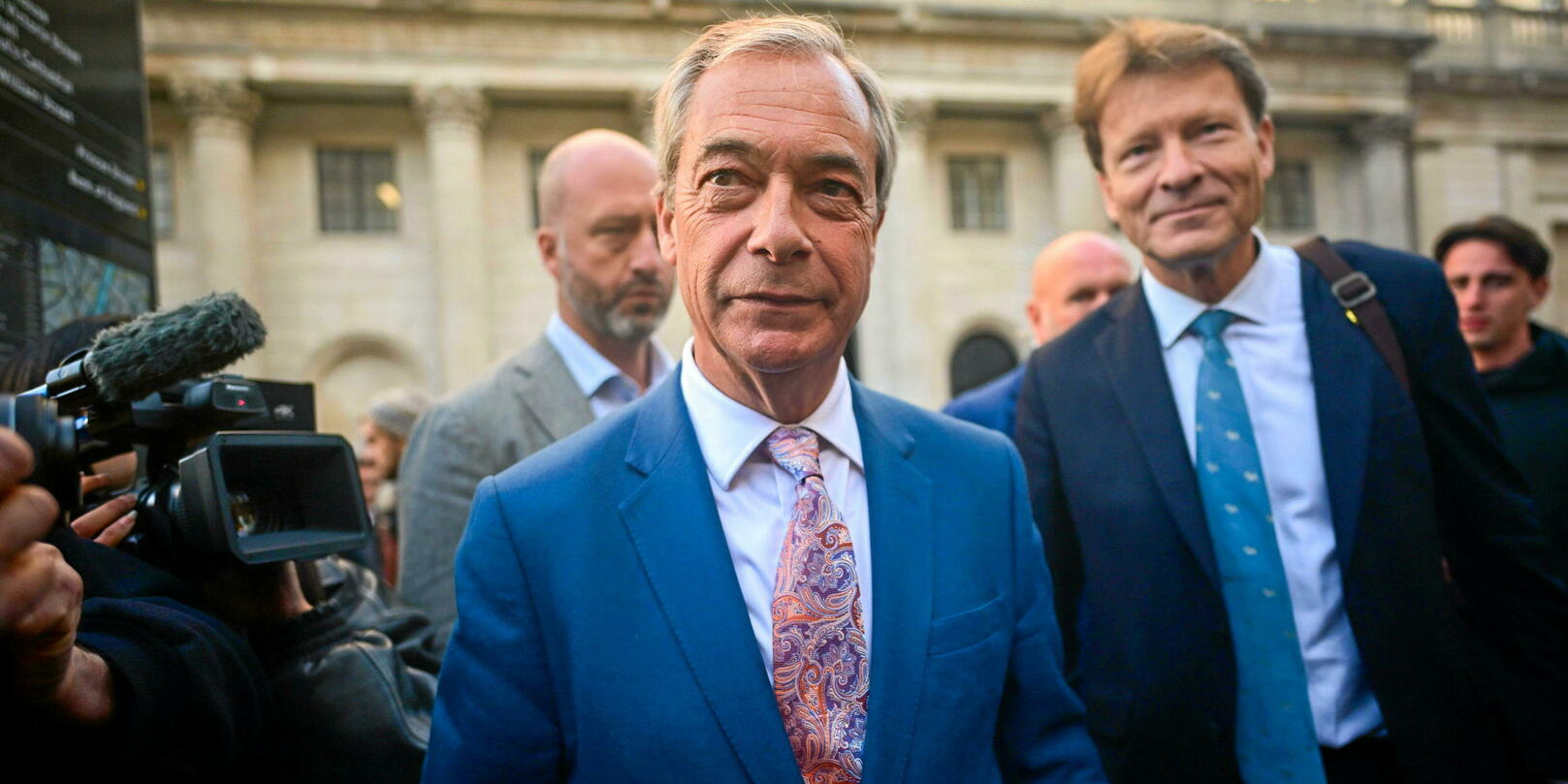 Qui est Nigel Farage, le « Trump britannique » dont le nom circule pour le poste de Premier ministre ?