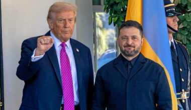 Quand Trump trouve « intéressant » de faire un tunnel « Poutine-Trump »… devant Zelensky