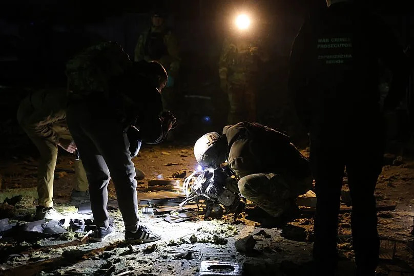 Des policiers examinent le moteur d'un drone après une attaque russe à Zaporizhzhia, le 27 septembre 2025.