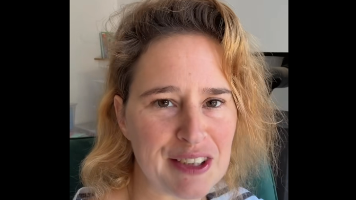 Elodie Poux visée par un colis piégé, l’humoriste répond avec beaucoup d’ironie