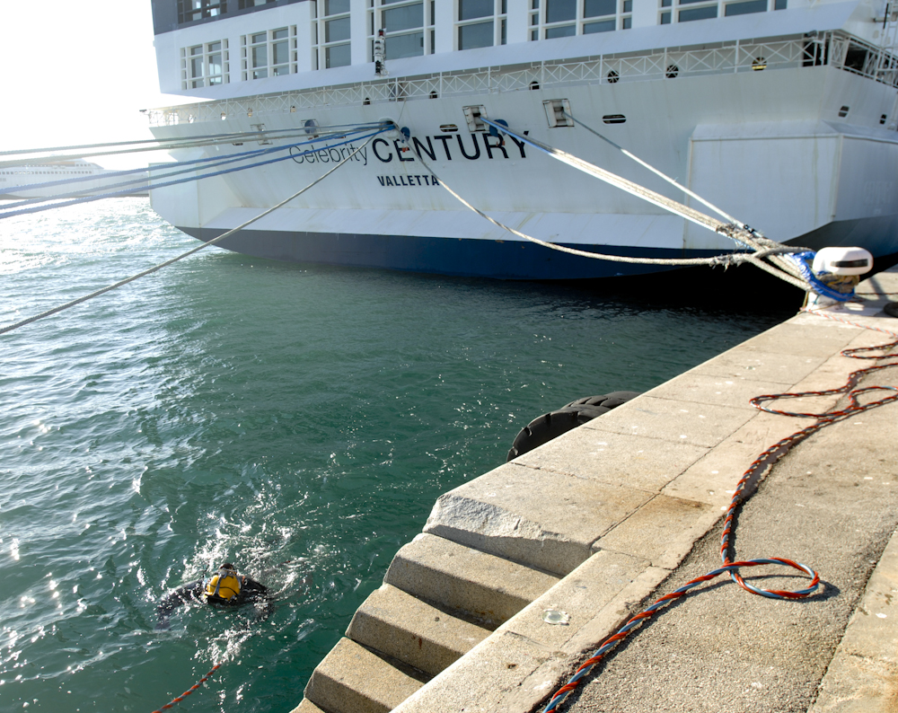 Le paquebot Celebrity Century en cale sèche à Marseille