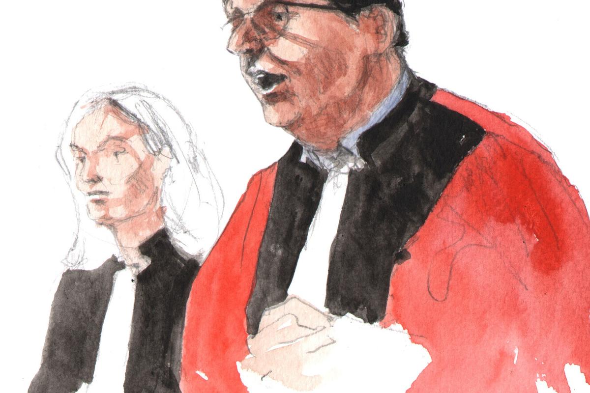 le président Patrick Véron range la robe rouge
