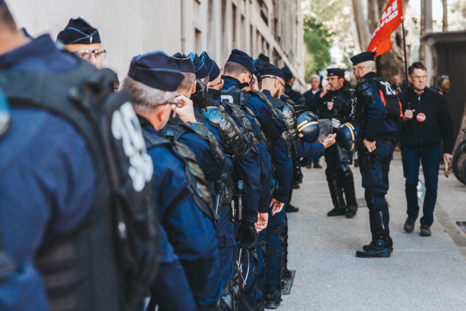 CRS et gendarmes mobiles encadrent le défilé, épaulés par des moyens aériens de surveillance.