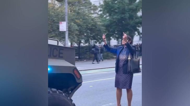 Cette « femme à la robe à pois » photographiée à New York devient le symbole de la résistance à la police américaine de l’immigration.