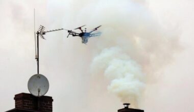 Un drone surveille la fumée émise par une cheminée à Katowice, au sud de la Pologne, pour lutter contre la pollution de l'air, sur une photo fournie par la police municipale
