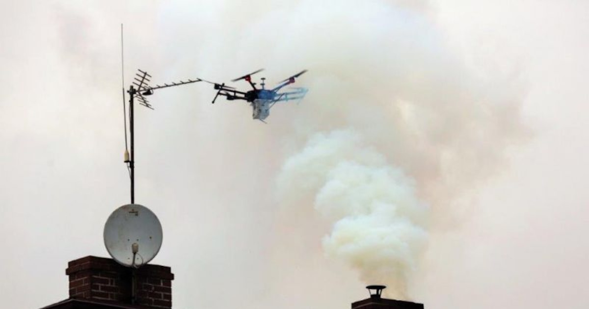 Un drone surveille la fumée émise par une cheminée à Katowice, au sud de la Pologne, pour lutter contre la pollution de l'air, sur une photo fournie par la police municipale