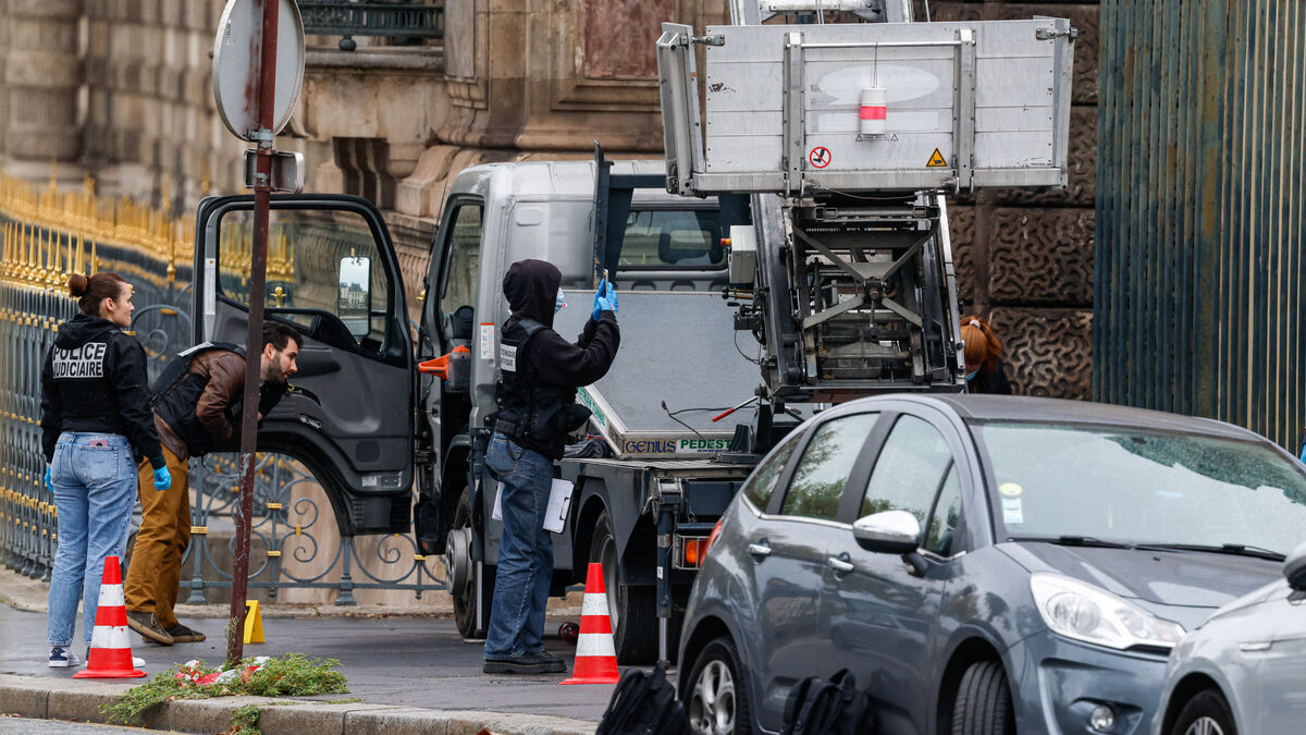 Cambriolage au Louvre : les enquêteurs ont récupéré un casque de moto et un gant