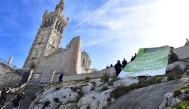 accusé de corruption de mineur, le chef de file EELV se met en retrait, un bureau politique organisé en urgence