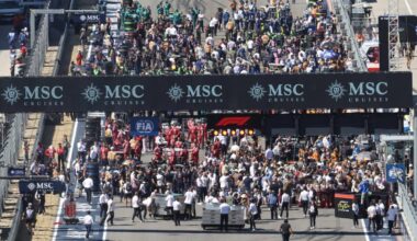 Que faisait l'un des mécaniciens Red Bull sur la grille après le départ des monoplaces pour le tour de formation ?