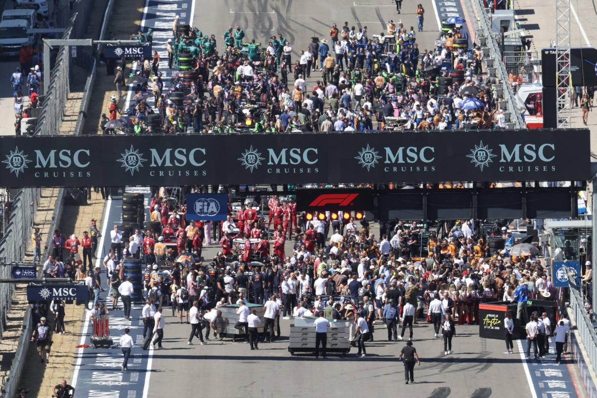 Que faisait l'un des mécaniciens Red Bull sur la grille après le départ des monoplaces pour le tour de formation ?