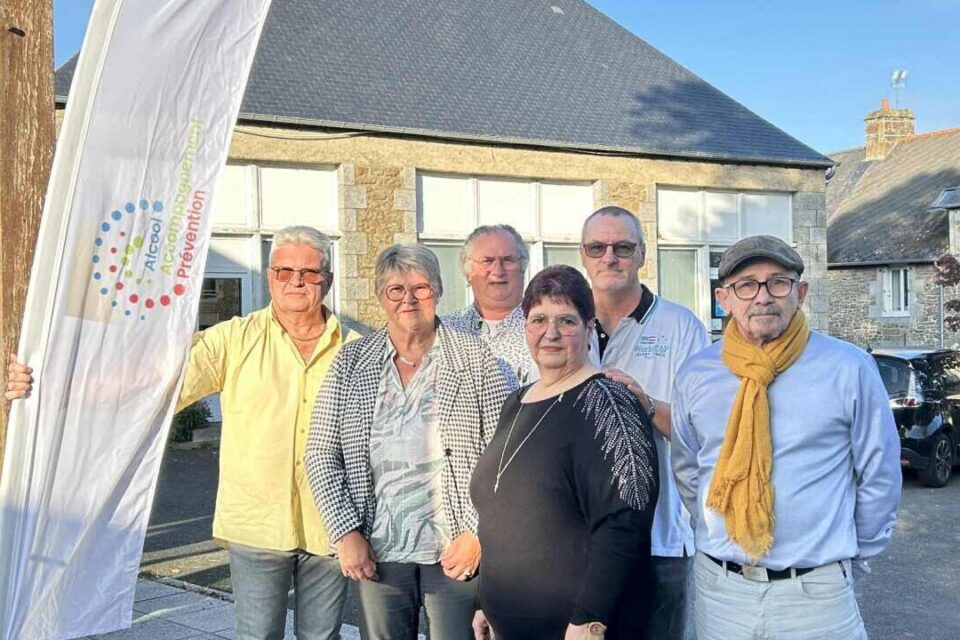 Le bureau de la section fougeraise /Jeanine Legris ,secrétaire,Catthy Le Derf,trésorière,pull noir et derrière elle ,Roger Le Drf,président.à côté de lui Gilles Monsallier,président régional ,chemise jaune Michel Cornet ,coordinateur départemental et avec la casquette, Philippe Leblanc, secrétaire départemental.