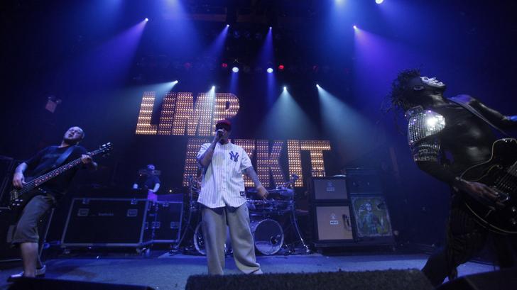 Sam Rivers, fondateur et bassiste de Limp Bizkit (à gauche), est mort à l’âge de 48 ans (photo d’illustration lors d’un concert à New York en 2010)