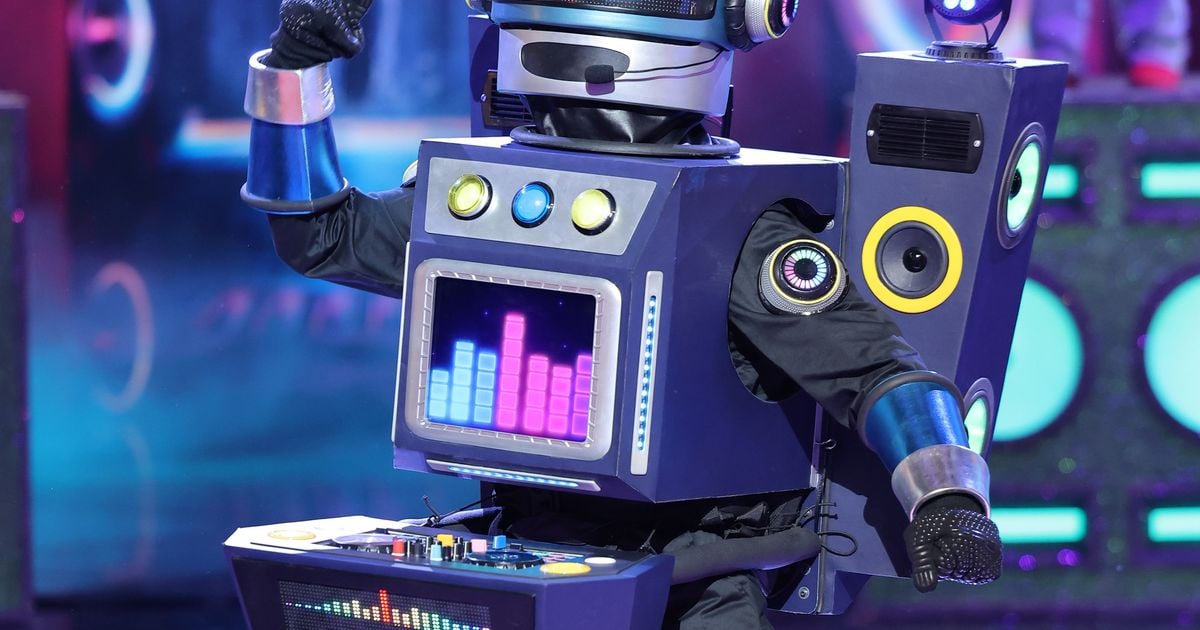 Mask Singer 8 : Bye bye le DJ, son aventure s'arrête juste avant la demi-finale ! Kev Adams est le seul enquêteur à avoir trouvé son identité