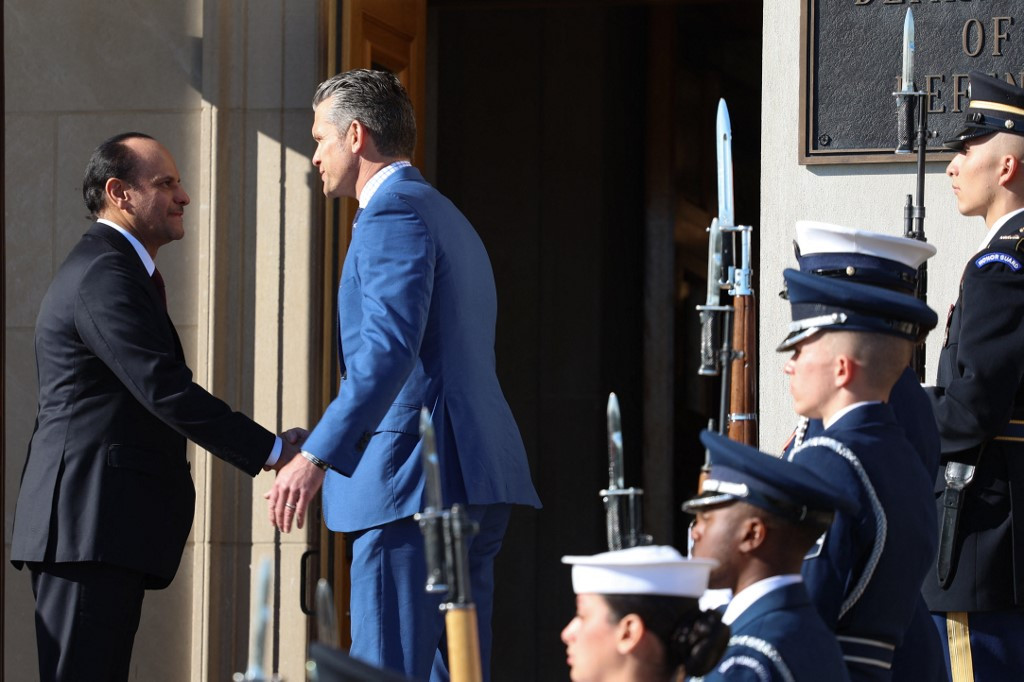 Le secrétaire à la Défense des États-Unis, Pete Hegseth, salue le ministre de la Défense qatari, Sheikh Saoud bin Abdulrahman Al Thani, à son arrivée au Pentagone.
