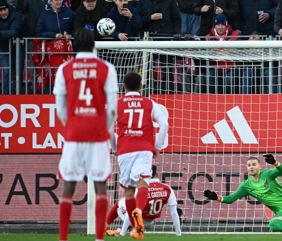 Le penalty complètement manqué de Romain Del Castillo pour Brest face au PSG en vidéo