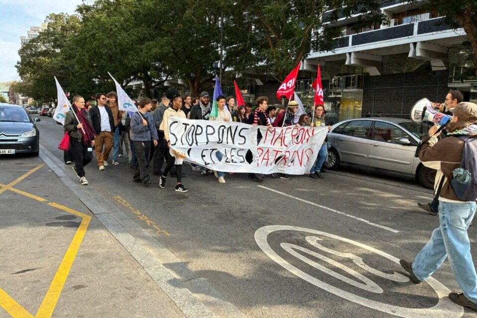 Des étudiants participent à la manifestation du 2 octobre 2025 à Lille.