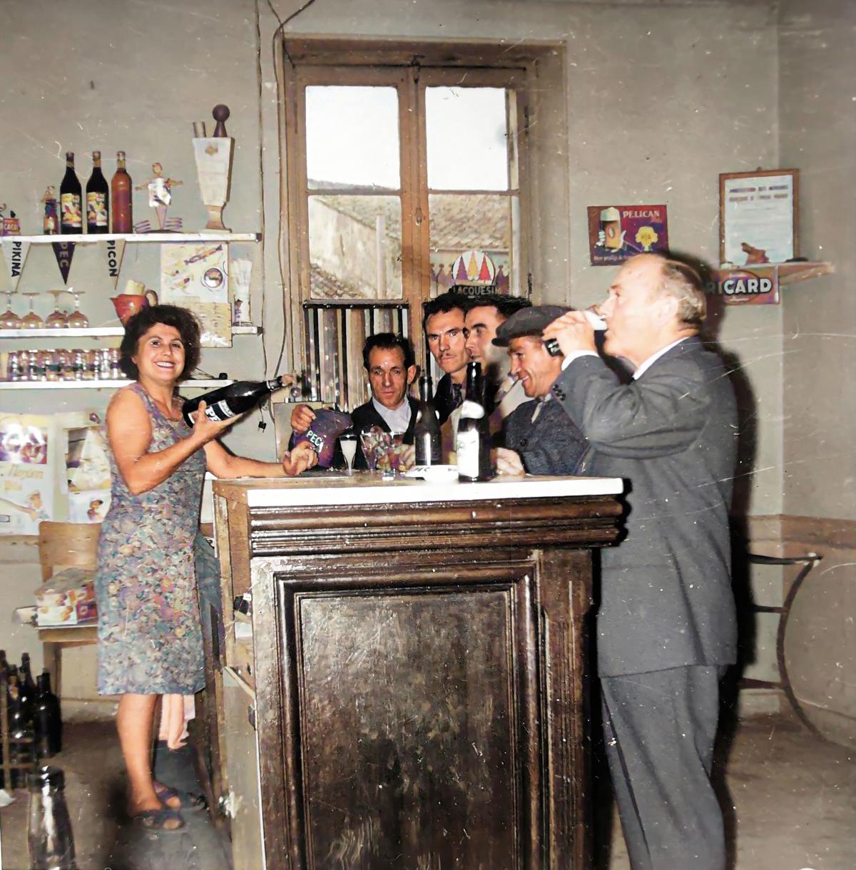 Le bar de la plage, à Gajac, dans les années 1960.