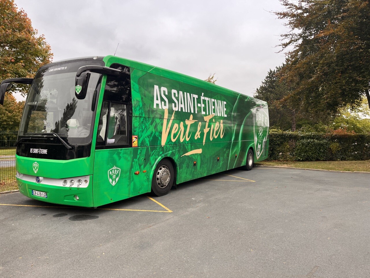Mais que fait ce bus de l'AS Saint-Etienne à Caen ?