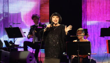 « Sa voix reste extraordinaire » : en concert à l’Olympia, Mireille Mathieu bluffe encore ses fans