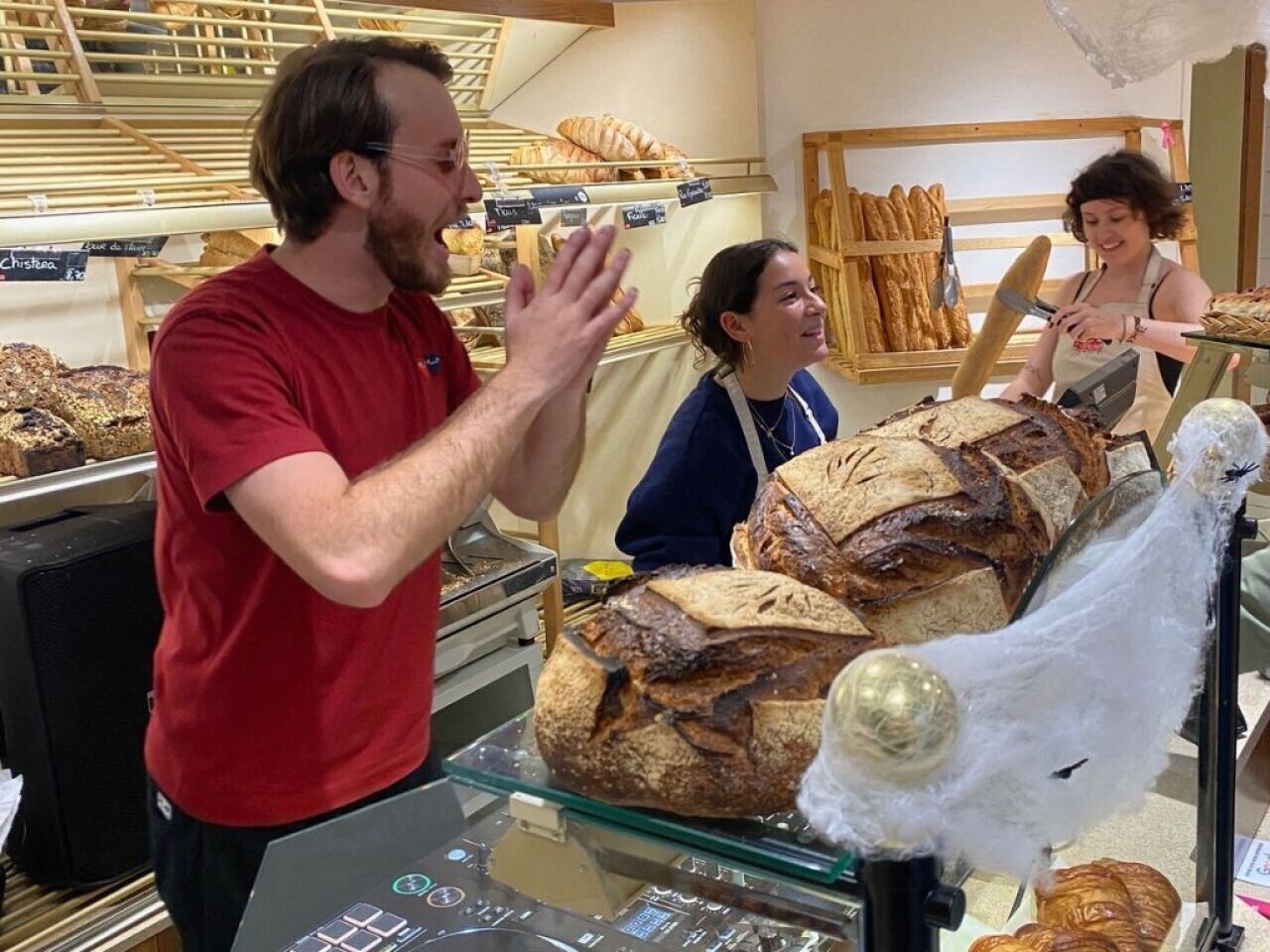 DJ Baguette a enflammé cette boulangerie des Yvelines