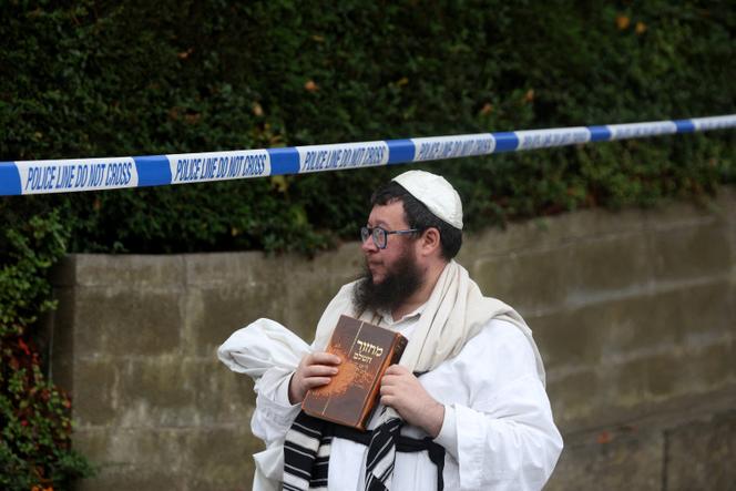 Devant la synagogue où s’est déroulée l’attaque au couteau, à Manchester (Royaume-Uni), le 2 octobre 2025. 