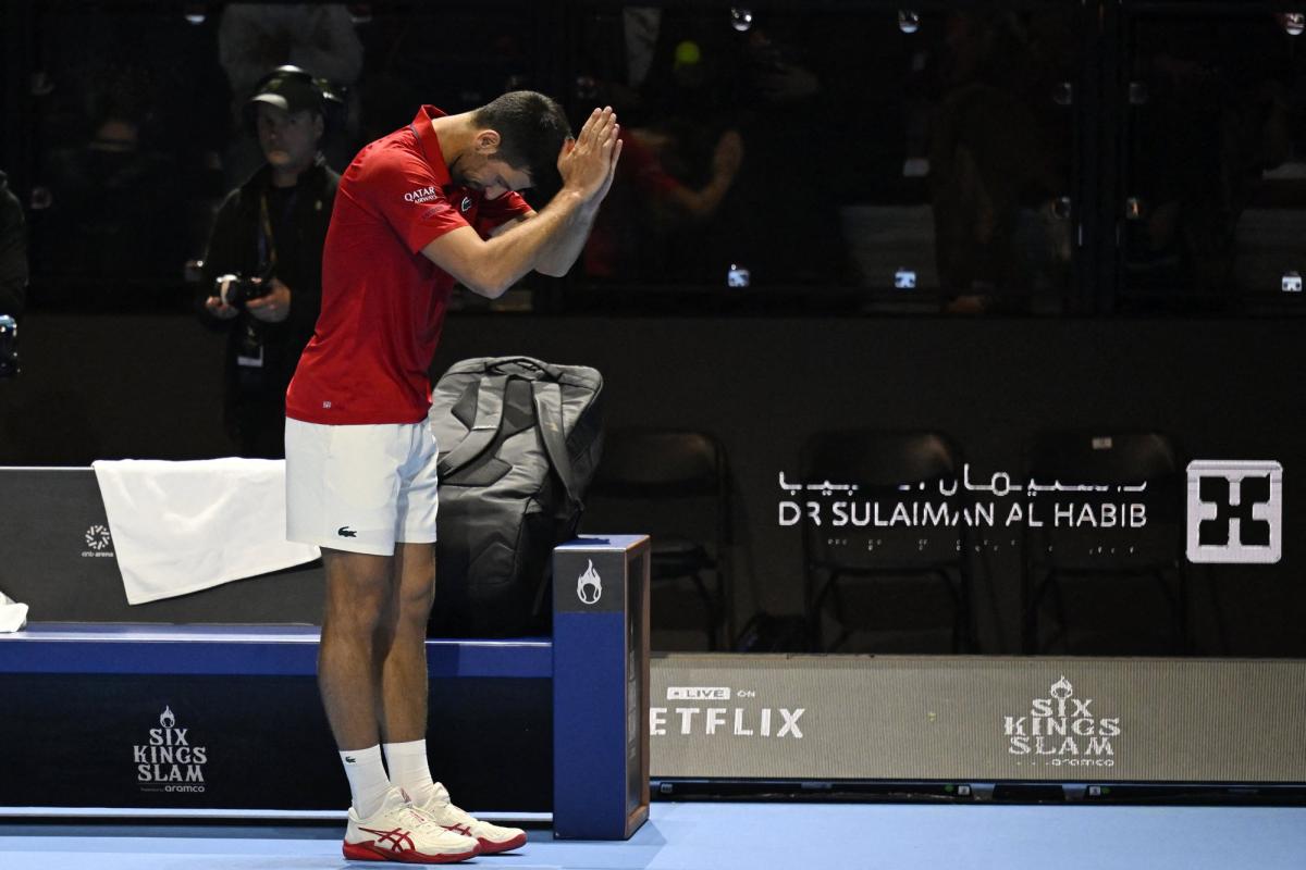 Novak Djokovic explique pourquoi il a abandonné au Six Kings Slam : «Traiter certains des problèmes physiques que j'ai en ce moment» - L'Équipe