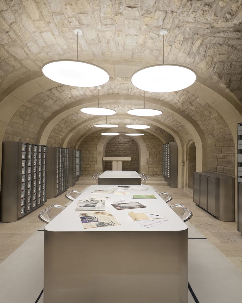Les visites des archives et des salons sont réservées à la clientèle de Roger Vivier