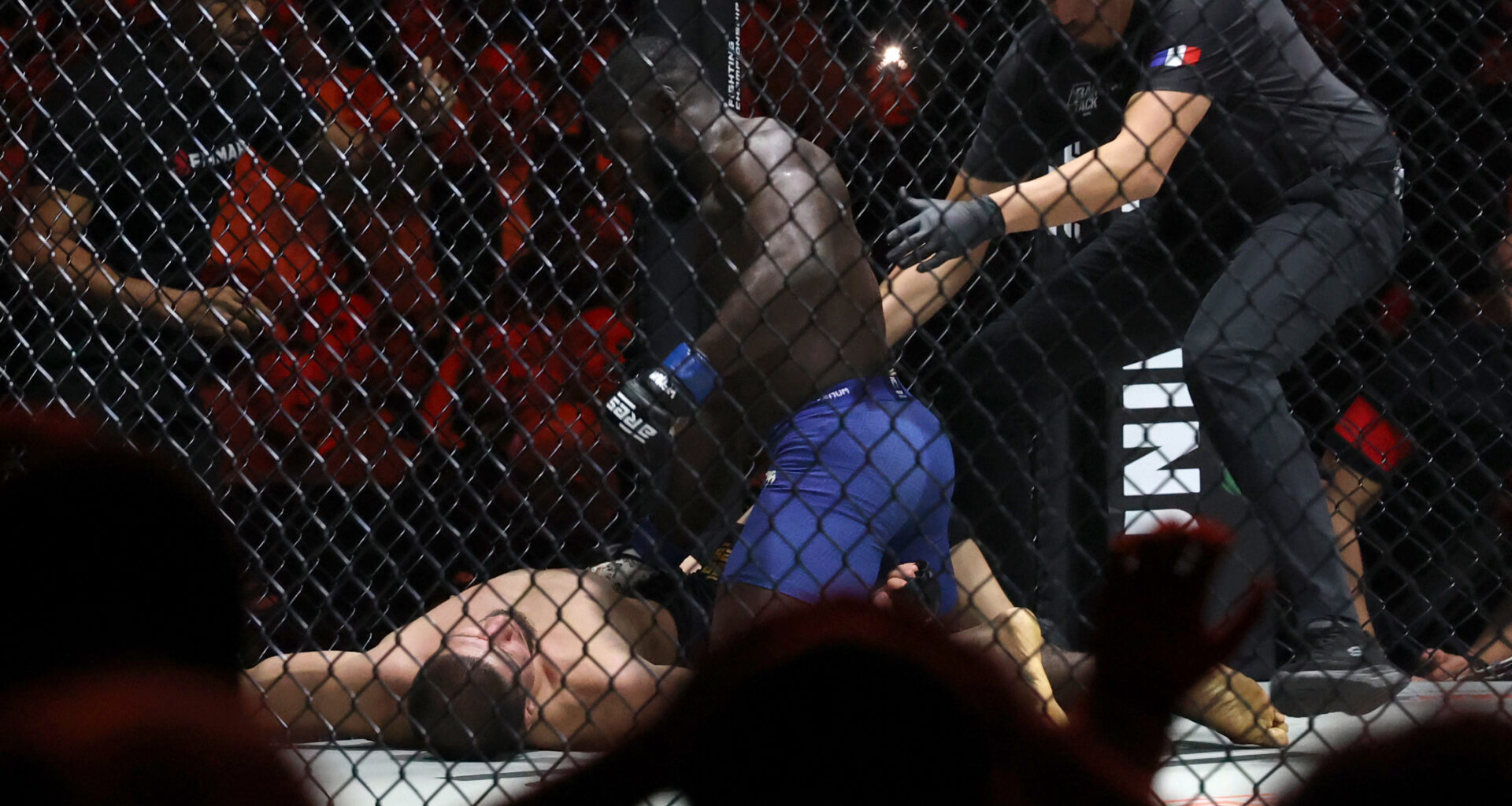 Jordan Zebo, nouveau champion ARES de MMA après avoir battu l'Alsacien Baki