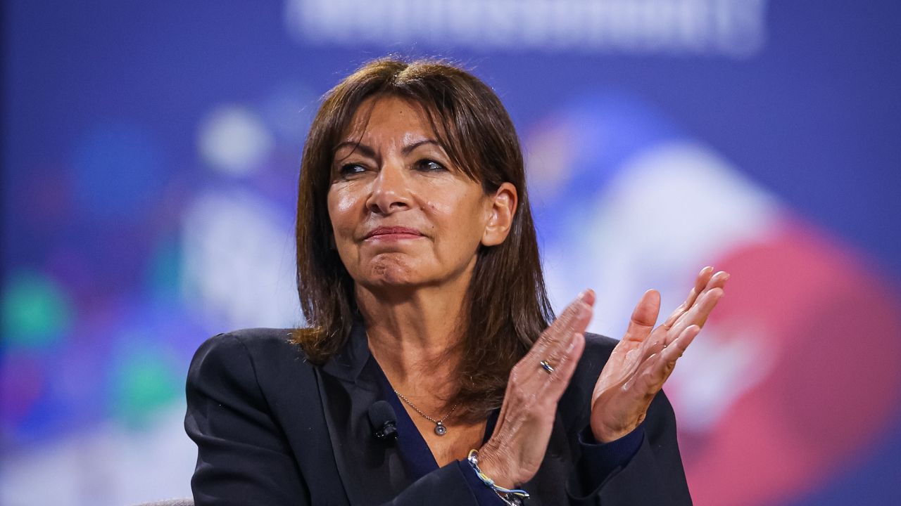 Anne Hidalgo applaudissant