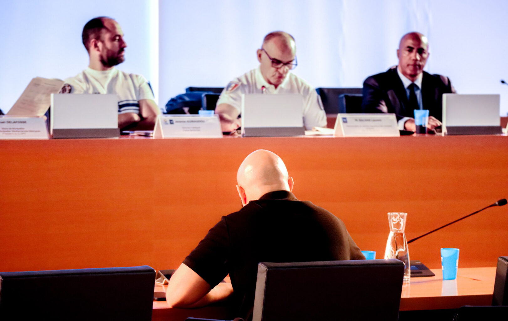 Séance de rappel à l'ordre en salle du conseil municipal