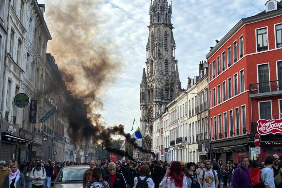 À 17h, le cortège poursuit son avancée, dans la rue Solférino à Lille.