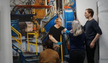 VIDÉO. Il peint les travailleurs du Haut-Jura, cette entreprise s’offre un des tableaux