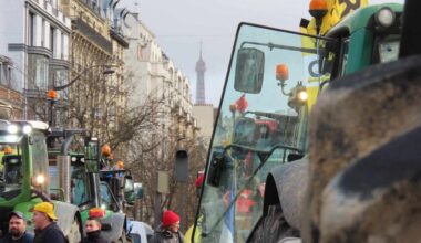mobilisation des agriculteurs devant la tour Eiffel à Paris contre l’accord UE-Mercosur