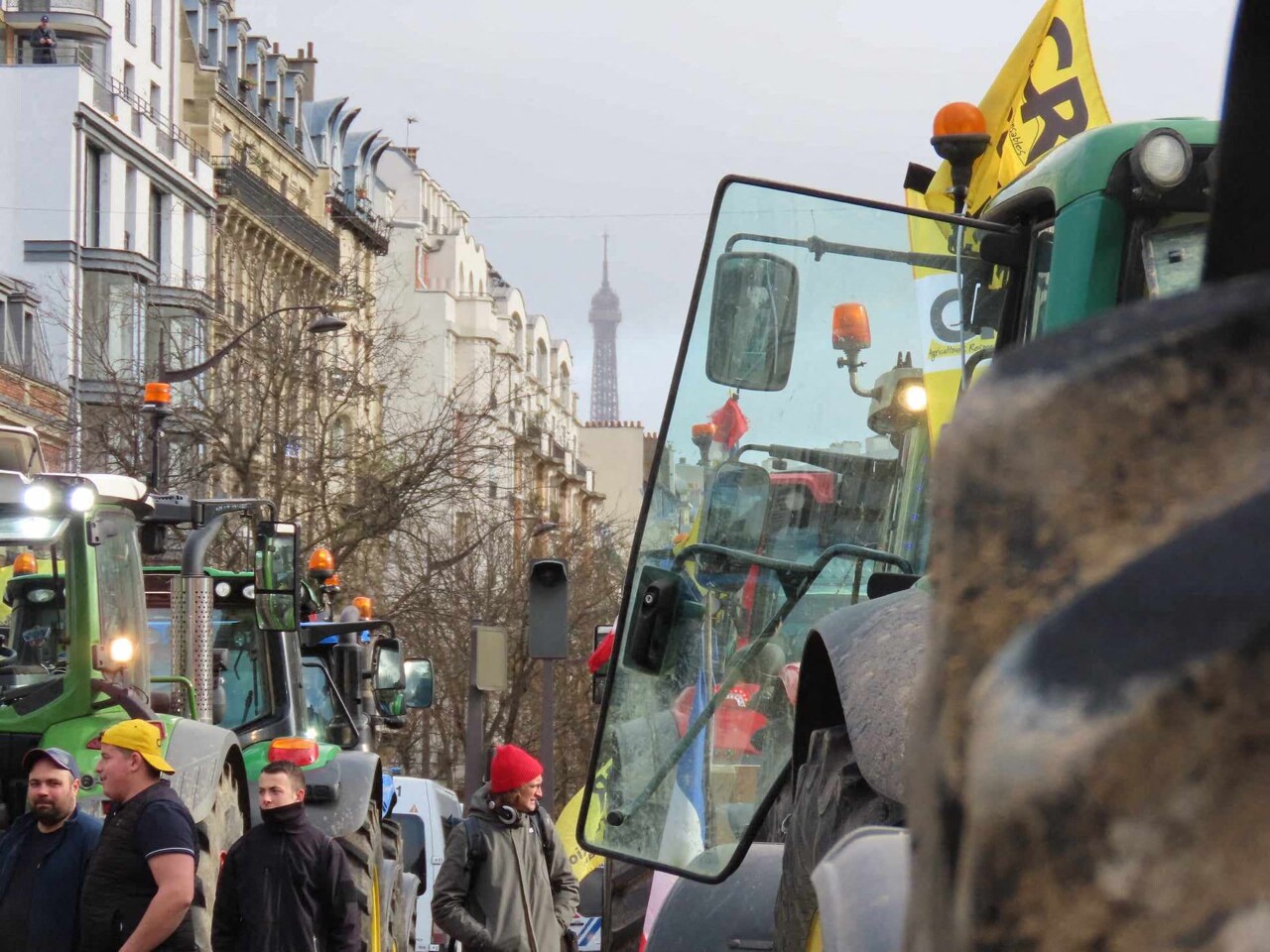 mobilisation des agriculteurs devant la tour Eiffel à Paris contre l’accord UE-Mercosur