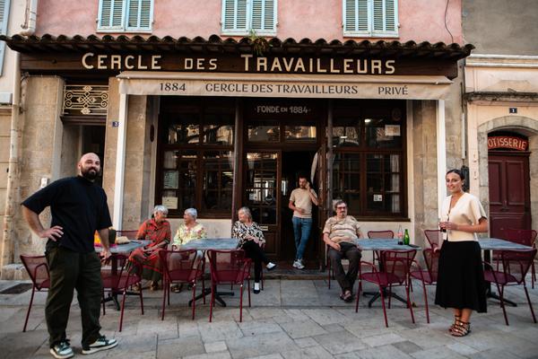 Le cercle n’est pas un bar, mais un lieu privé ouvert au public. Une institution bien vivante qui s’anime toute l’année, soutenue par des membres actifs.

