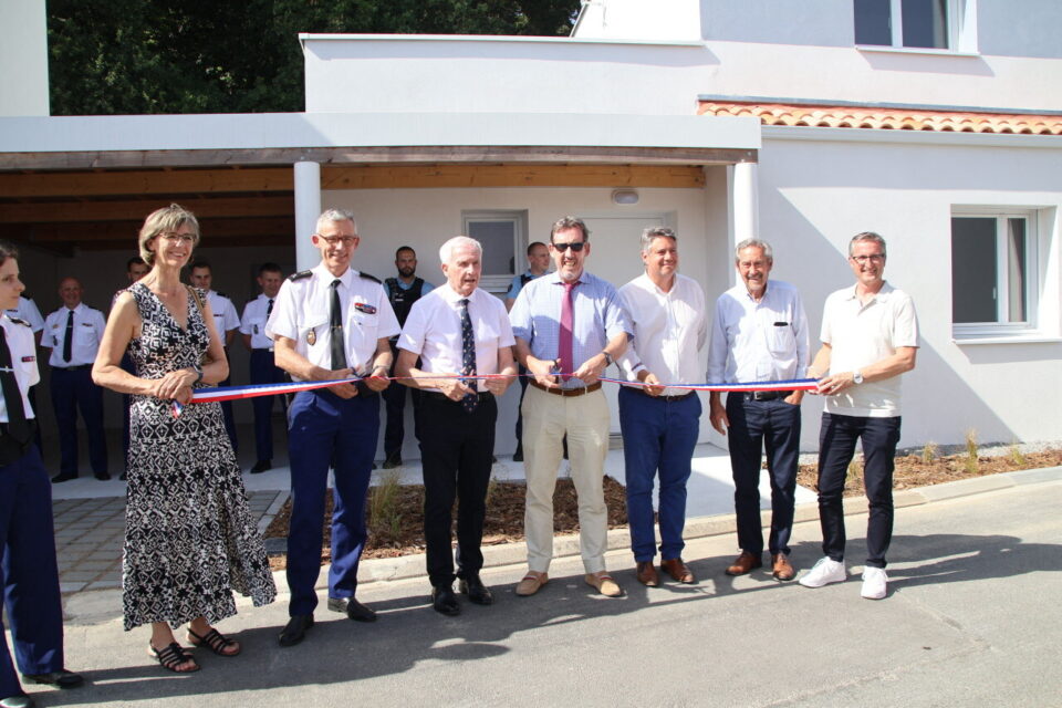 De gauche à droite ; Corinne Tirouflet (adjointe à la vie sociale et à la scolarité), Général Laurent Le Gentil (commandant région gendarmerie), Alain Vey, Fabrice Rigoulat-Rozé (prefet région), Rodolphe amailland (maire de Vertou), Serge Poignant (maire honoraire de Basse-Goulaine) et Philippe Birot (adjoint aux finances)