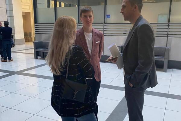 "Elle était spéciale pour moi. Elle m’a été offerte par mon patron après les J.O", confie Tadej Pogacar, ici au centre. 