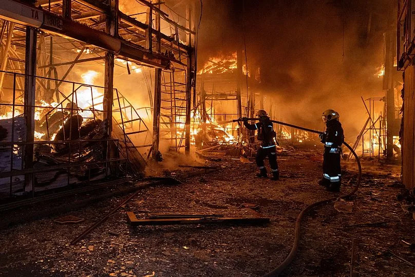 Les pompiers s'attaquent au feu après une attaque aérienne russe qui a touché le marché de Barabachovo à Kharkiv, le 1er octobre 2025.