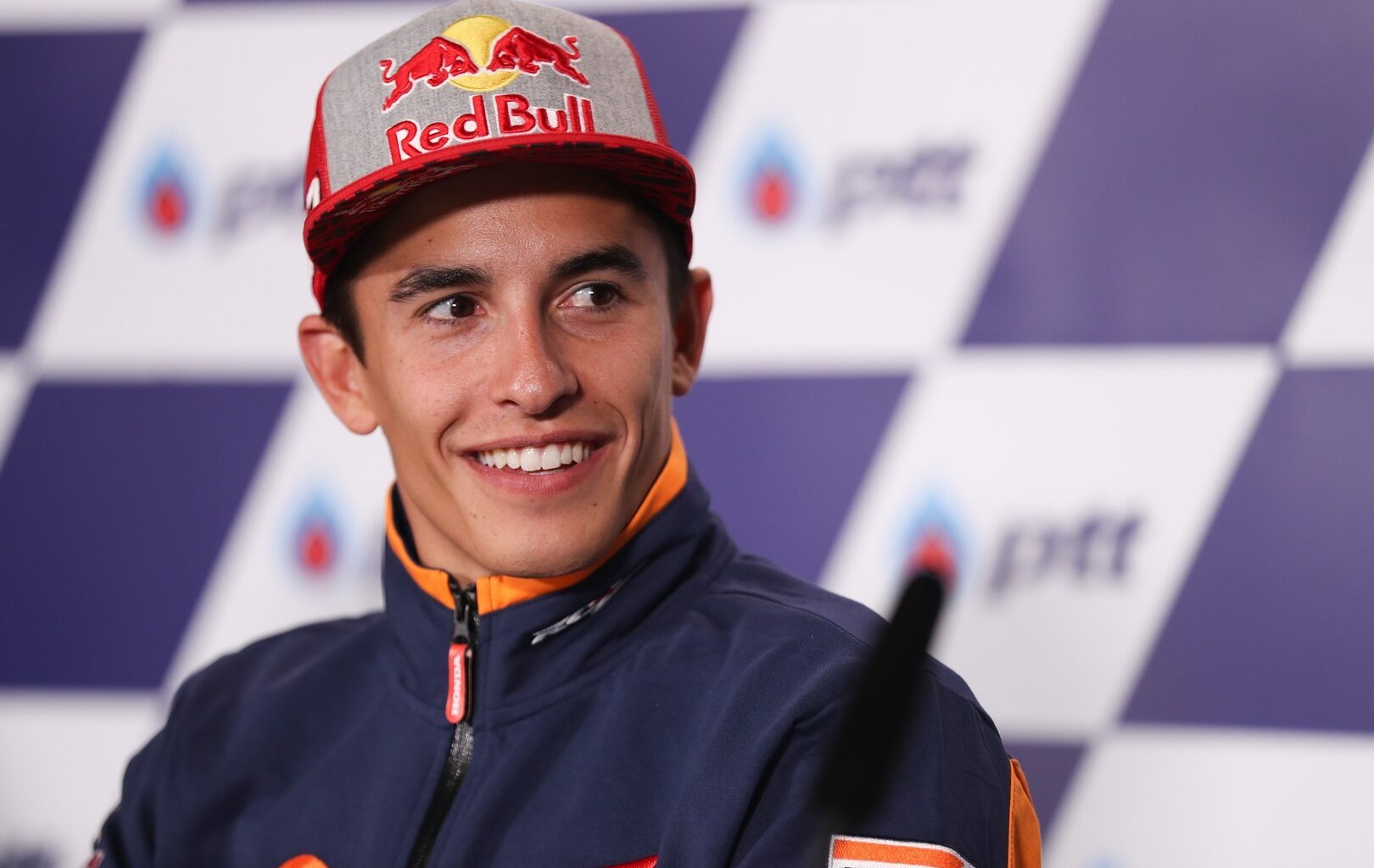 Carlos Sainz considère Marc Márquez comme l'Ayrton Senna du MotoGP : "En vivant dans le présent, nous ne nous rendons pas compte" -