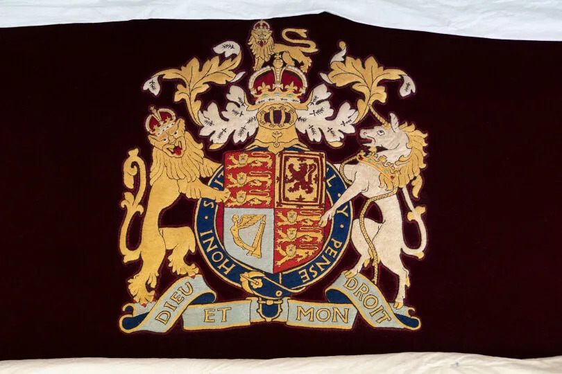 Le blason de Charles III, ici brodé sur un tissu fabriqué par le Royal College of Needlework 2023.