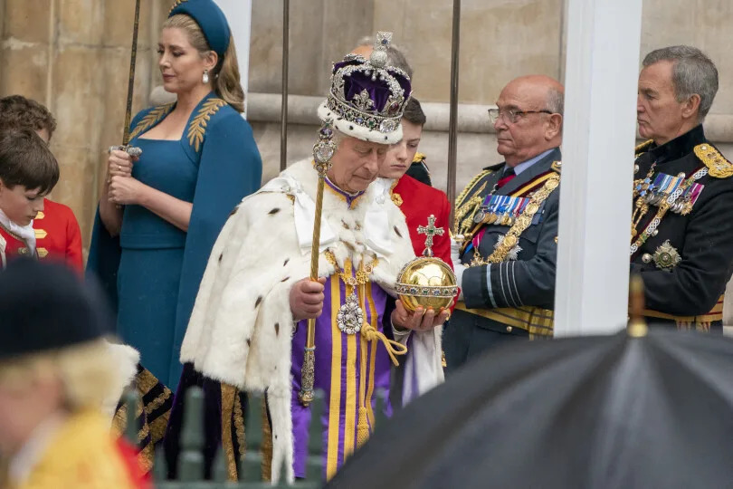 Charles III, à peine couronné, porte la couronne de St Edward, le 6 mai 2023.