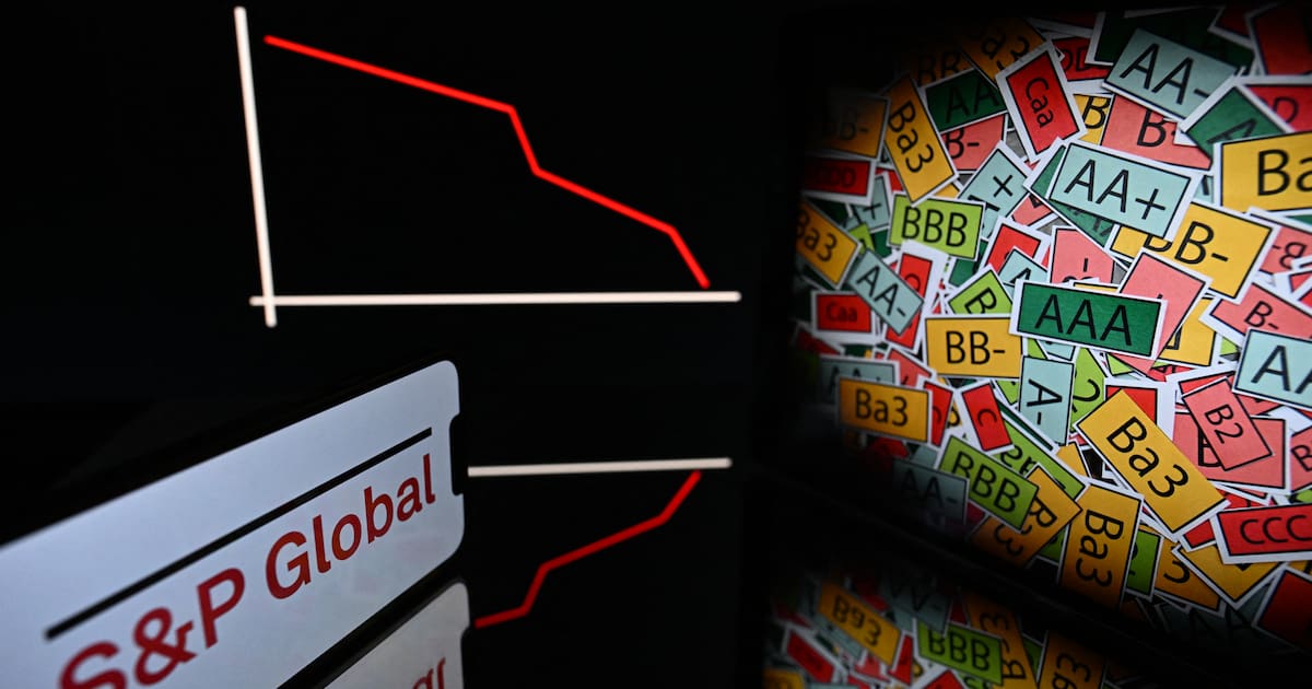 S & P abaisse d’un cran la note de la France, incertitude «élevée» sur les finances publiques – Libération