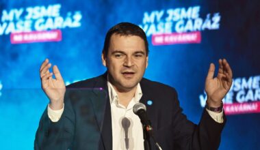 Le leader du parti Motorists for Themselves, Petr Macinka, prononce son discours lors d'un rassemblement électoral à Prague, le 23 septembre 2025.